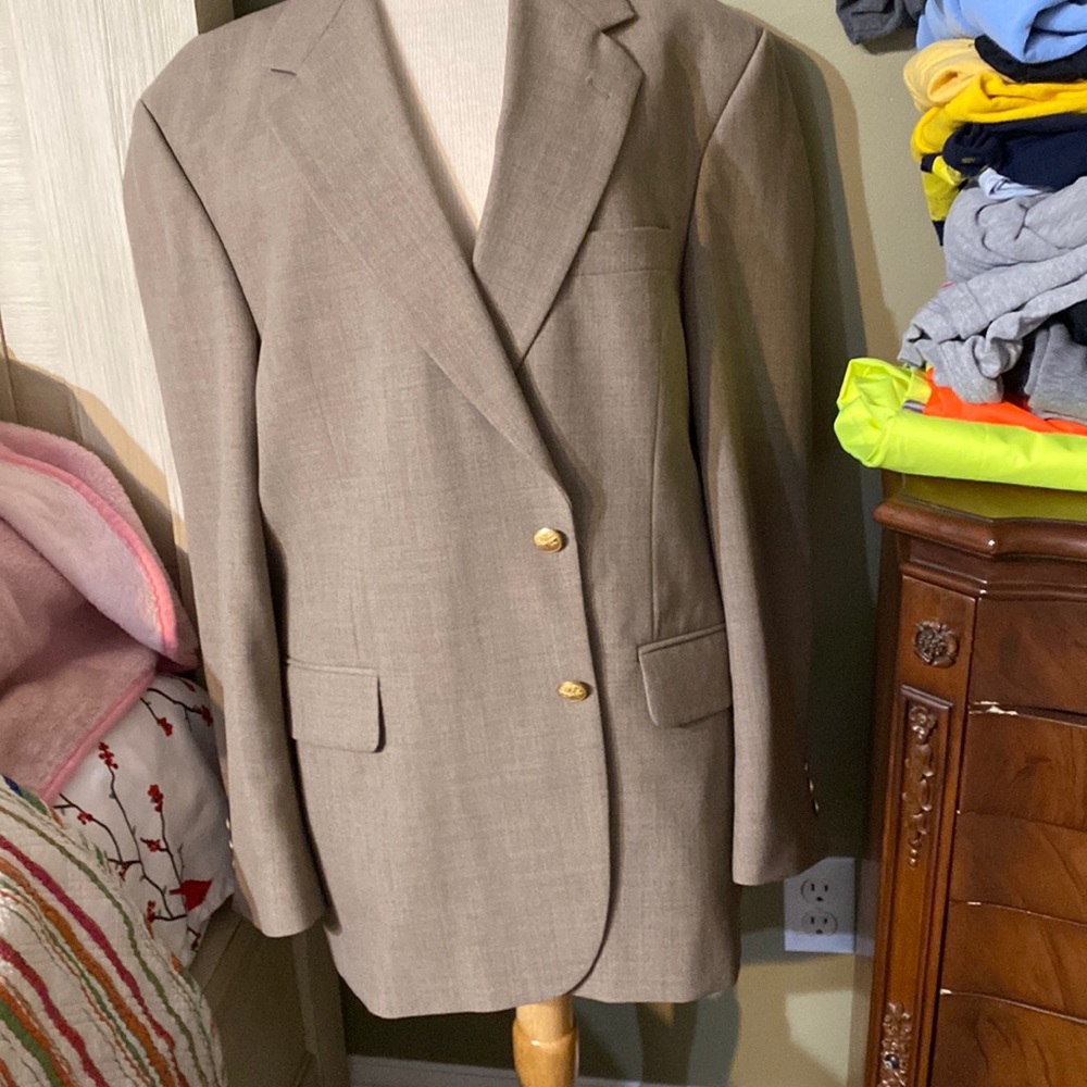 Men’s tan suit jacket